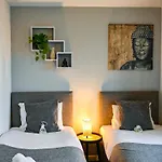 Cosy 4-Bed House, Garden, Free Parking & Wifi